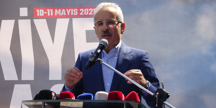 Bakan Uraloğlu, Trabzon'da bisiklet yarışlarına start verdi