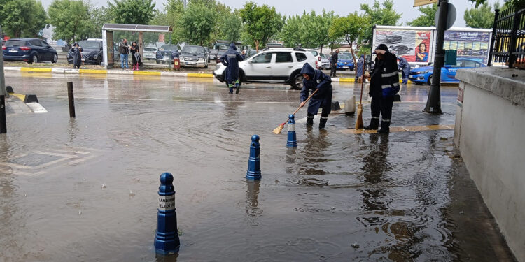 Bandırma'da sağanak; metrekareye 70 kilogram yağış düştü