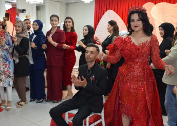 Batman'da işitme ve konuşma engelli çiftin kınasında 'sessiz çiftetelli'