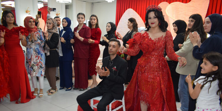 Batman'da işitme ve konuşma engelli çiftin kınasında 'sessiz çiftetelli'