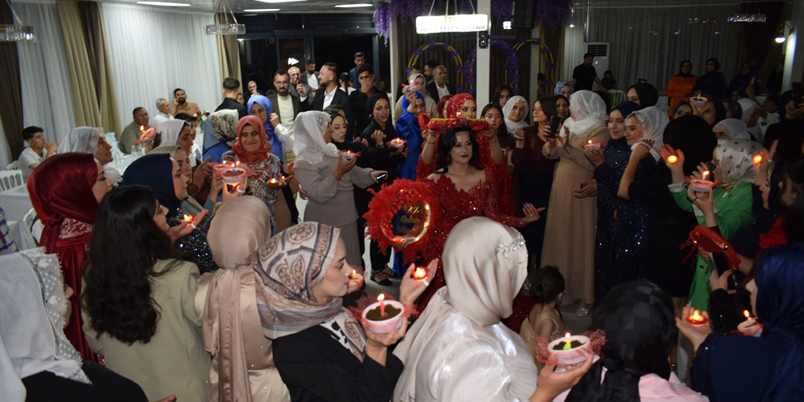 Batman'da işitme ve konuşma engelli çiftin kınasında 'sessiz çiftetelli'