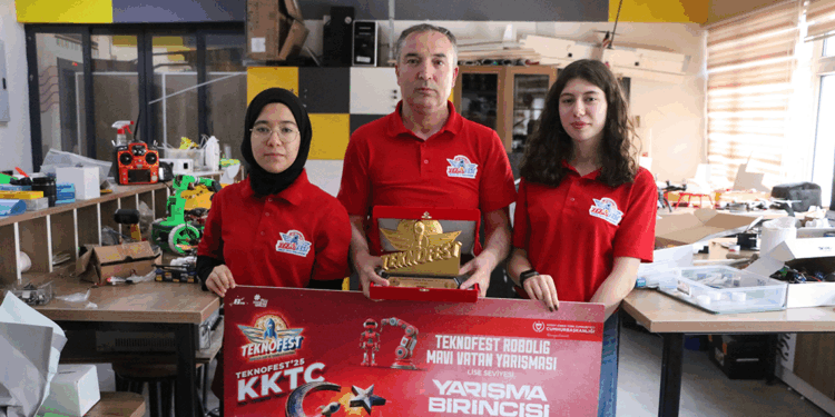 Bayrağı göndere çeken robot projesiyle TEKNOFEST'te birinci oldular
