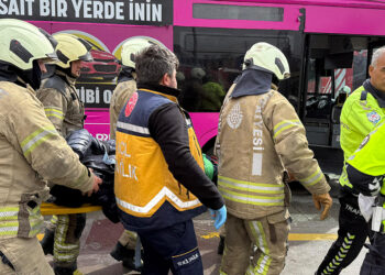 Beylikdüzü'nde iki metrobüs çarpıştı: 13 yaralı