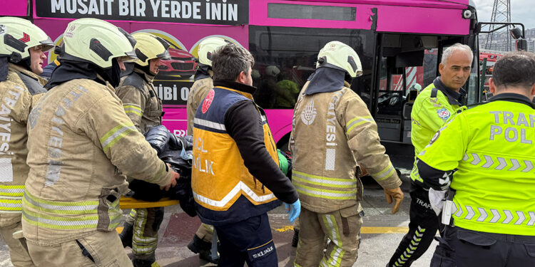 Beylikdüzü'nde iki metrobüs çarpıştı: 13 yaralı