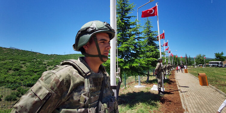 Bingöl'de 32 yıl önce şehit edilen 33 asker törenle anıldı