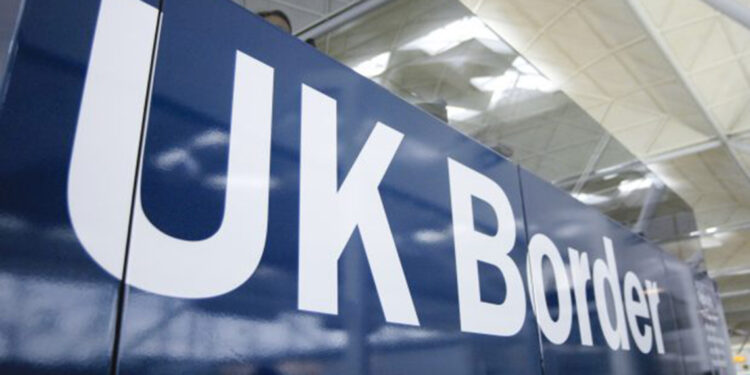 Birleşik Krallık'a göç edenlerin sayısı 2024'te yarı yarıya azaldı