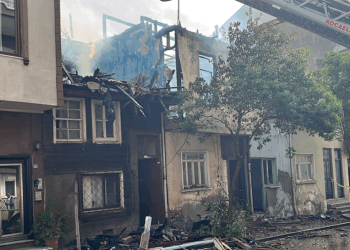 Bitişik 3 ev yandı; 2 itfaiye eri yaralandı