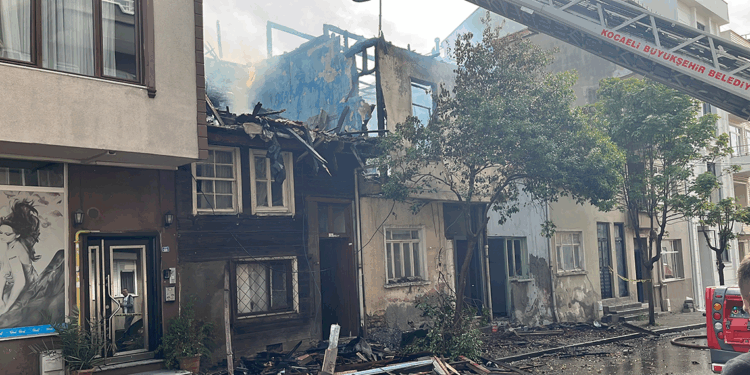 Bitişik 3 ev yandı; 2 itfaiye eri yaralandı