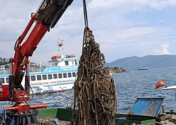 Bodrum'da deniz dibinden 130 ton katı atık çıktı