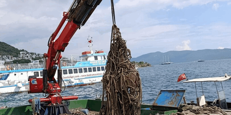 Bodrum'da deniz dibinden 130 ton katı atık çıktı