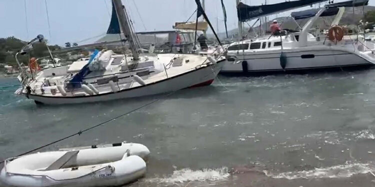 Bodrum'da fırtına; 10 tekne karaya oturdu