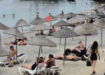 Bodrum'da hava ısındı, sahiller hareketlendi