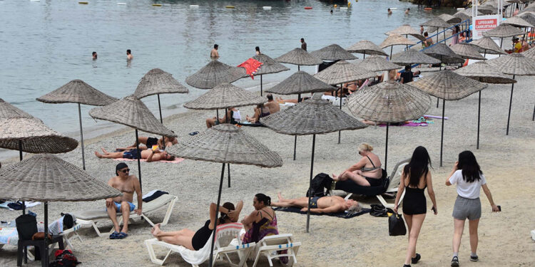 Bodrum'da hava ısındı, sahiller hareketlendi