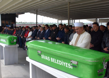 Boğazları kesilerek öldürülen kardeşler gözyaşlarıyla uğurlandı