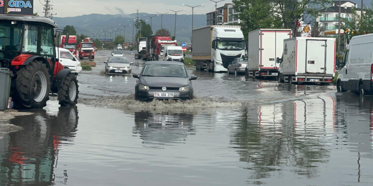 Bolu'da sağanak ve fırtına yaşamı olumsuz etkiledi