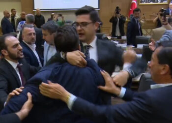 Bursa Büyükşehir Meclisi'nde grup sözcüleri arasında tartışma