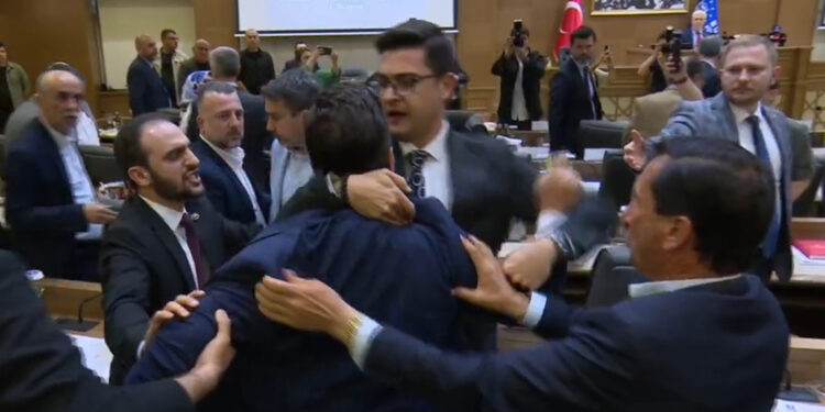 Bursa Büyükşehir Meclisi'nde grup sözcüleri arasında tartışma