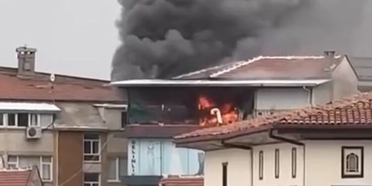 Bursa'da 4 katlı iş merkezinin çatı katında yangın