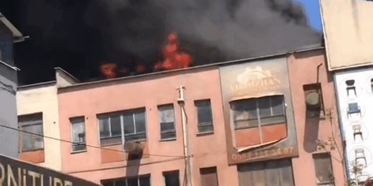 Bursa'da mobilya imalathanesinin çatı katında yangın