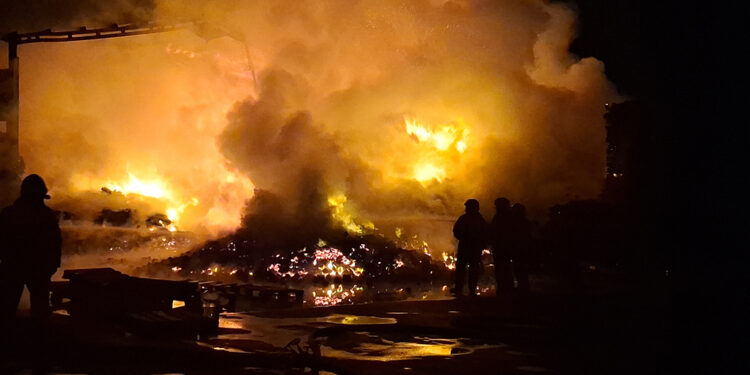 Bursa'da palet fabrikasındaki yangın söndürüldü