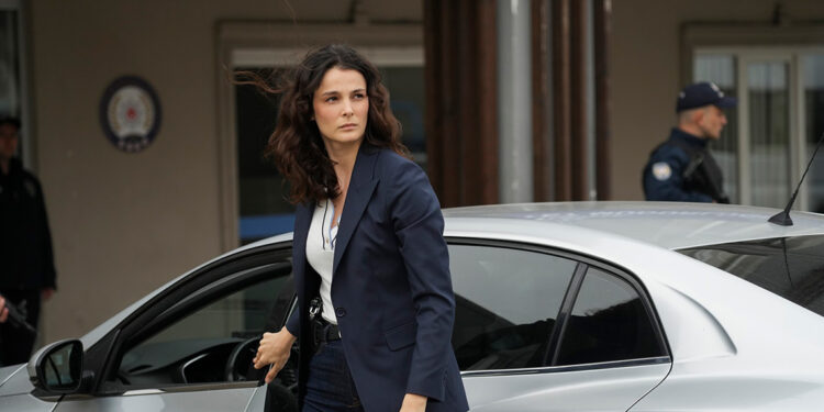 Büşra Develi, oyunculuk performansıyla dikkat çekiyor
