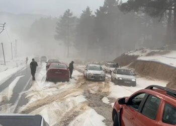 Çamlıyayla'da dolu; yollar kapandı