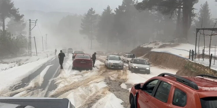 Çamlıyayla'da dolu; yollar kapandı