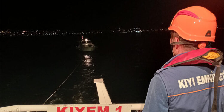 Makine arızası nedeniyle sürüklenen tekne kurtarıldı