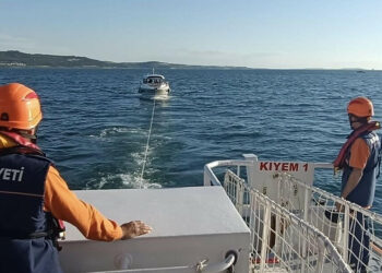Çanakkale Boğazı'nda makine arızası yapan tekne kurtarıldı