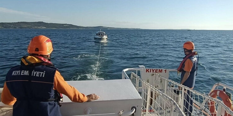 Çanakkale Boğazı'nda makine arızası yapan tekne kurtarıldı