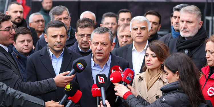 Bir ülkede meydanlar özgürse demokrasi vardır