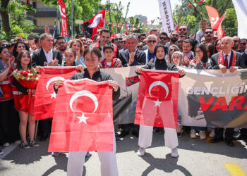 Demokrasi eşit şartlarda mücadele olduğu zaman iyidir