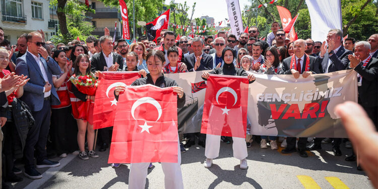 Demokrasi eşit şartlarda mücadele olduğu zaman iyidir