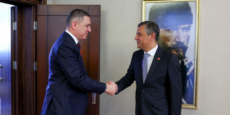 Özgür Özel Erinç Sağkan'ı kabul etti