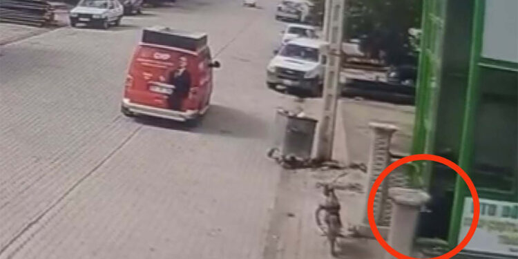 CHP miting hazırlığında saldırıya uğradı