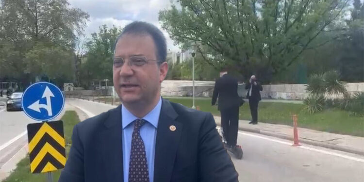 Milletvekili İnan Akgün Alp, Meclis'e skuter ile geldi