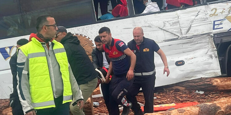 Çanakkale'de zincirleme kaza; 6 ölü, çok sayıda yaralı var