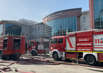 Çatısı yanan okulda eğitime 2 gün ara verildi