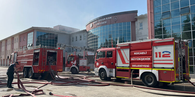 Çatısı yanan okulda eğitime 2 gün ara verildi