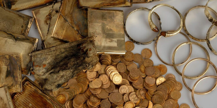 Çekya'da doğa yürüyüşü yapan iki kişi hazine buldu