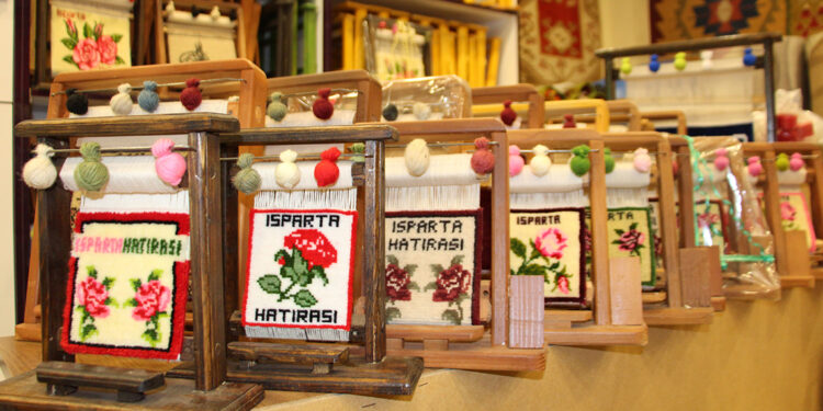 Çerçeve boyutunda minyatür halı, 7 bin 575 ilmekle dokunuyor