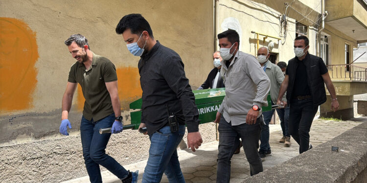 Çilingirle girilen evde, derin dondurucuda parçalanmış ceset bulundu