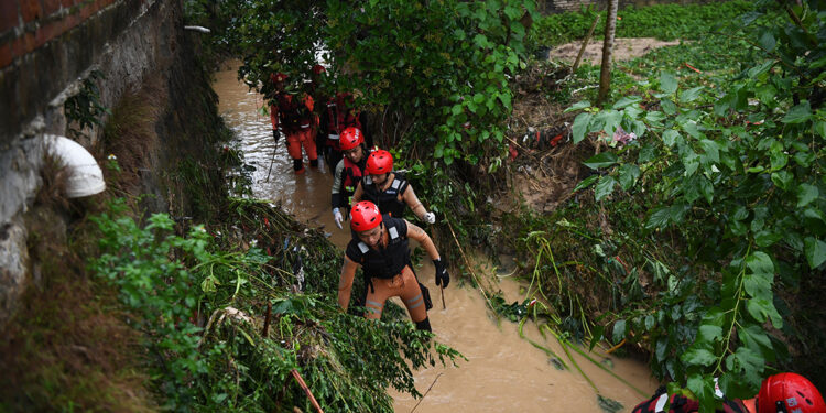 Çin'de heyelan: 10'dan fazla kişi mahsur kaldı