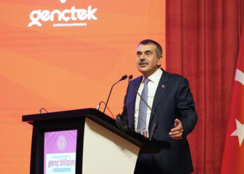 MİLLİ Eğitim Bakanı Yusuf Tekin, "Dünyada eğitim artık dönüştü. Yani okullarda çocuklarımıza teorik olarak, 'NASA'ya nasıl sunum hazırlarız'ı kitaptan öğretmek yerine, çocuklarımızın uygulamalı bir biçimde yaşayarak öğrenmelerini istiyoruz" dedi. Milli Eğitim Bakanı Yusuf Tekin, Ankara Hacı Bayram Veli Üniversitesi'nde, 2 gün sürecek 'Akran Öğrenme ve Genç Bilişim Ekosistemi Zirvesi'nde konuştu. Milli Eğitim Bakanlığı Yenilik ve Eğitim Teknolojileri Genel Müdürlüğü (YEĞİTEK) koordinasyonunda, Genç Bilişim Ekosistemi (GençTek) tarafından ilk kez düzenlenen zirve kapsamında, lise öğrencileri bilişim teknolojileri alanlarındaki projelerini birbirlerine tanıtarak, akranlarının öğrenimine katkı sunacak. Bakan Tekin, 2011 yılından itibaren Fırsatları Artırma ve Teknolojiyi İyileştirme Hareketi (FATİH) kapsamında, neredeyse okulların tamamına etkileşimli tahta kurduklarını vurguladı. Bu okulların tamamına internet erişimi sunduklarını belirten Tekin, ardından da dünyanın en büyük eğitim içerik portalı olan Eğitim Bilişim Ağı'nı (EBA) kurduklarını söyledi. Tekin, "Yapılan bu çalışmalar, içeride bazı politik tartışmalara sebebiyet verse de politik figürler siyasi gerekçelerle muhalefet etmek için 'Ülkenin parası şu kadar, milyar dolarlık bir iş harcamaya değer mi, niye yapıyorsunuz' diyen muhalefete rağmen ısrarla bu altyapıyı kurduk. Onlar bu muhalefeti yaparken, bütün uluslararası derecelendirme yapan eğitimle ilgili uluslararası kuruluşlar bizim bu çabalarımızı takdir ettiler. Dünyada neredeyse bütün dersliklerinde etkileşimli tahta olan tek ülke tanımlamasını yapıyorlar Türkiye için" diye konuştu. 'NE YAPMAK İSTEDİĞİMİZİ SORMUYORLAR' Bakan Tekin, 2024-2025 eğitim öğretim yılından itibaren uygulamaya konulan 'Türkiye Yüzyılı Maarif Modeli'nin de muhalefet tarafından eleştirildiğini belirtti. Müfredat değişikliğini, öğrencilerin, gelişen teknolojiler ve eğitimde dönüşen paradigmalara ayak uydurabilmeleri amacıyla yaptıklarını vurgulayan Tekin, "'Yeni dönemin referanslarıyla eğitim öğretim süreçlerini devam ettirebilsinler diye kendimizi yenilemek istiyoruz' diyoruz, 'Hayır yapamazsınız' diyorlar. Peki, niye yapamıyoruz? Ne yapmak istediğimizi soruyor musunuz; sormuyorlar. Yapmak istediğimiz şey, değişen yeni dünyada eğitimi bu geri kafalı insanların dediği gibi sadece bilgi vermek odaklı değil, verilen bilgileri uygulamaya dönüştürmek, beceriye dönüştürmek üzere; dünyada eğitim artık dönüştü. Yani okullarda çocuklarımıza teorik olarak, 'NASA'ya nasıl sunum hazırlarız'ı kitaptan öğretmek yerine, çocuklarımızın uygulamalı bir biçimde yaşayarak öğrenmelerini istiyoruz. Şimdi siz takip etmemiş olabilirsiniz ama 2011'de bizi eleştirenler, bugün içinde bulunduğumuz teknolojik imkanlardan dolayı övgü aldığımız eğitim sistemimiz için bunun uygulaması için attığımız adımları eleştirenler, bugün yine eleştiriyorlar. Size tavsiyem hiçbirine takılmayın" dedi. Bakan Tekin, daha sonra öğrencilerin zirve kapsamında hazırladığı projeleri inceledi.