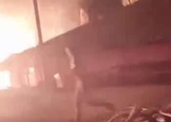 Çorum'da yangın; 2 ev ve 2 samanlık kullanılamaz hale geldi