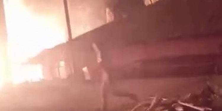 Çorum'da yangın; 2 ev ve 2 samanlık kullanılamaz hale geldi