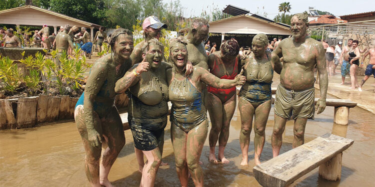 Dalyan'da çamur banyosu turistlerden ilgi görüyor