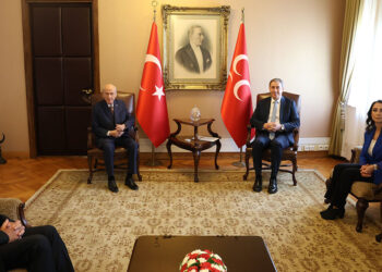 Devlet Bahçeli İmralı heyetini kapıda karşıladı