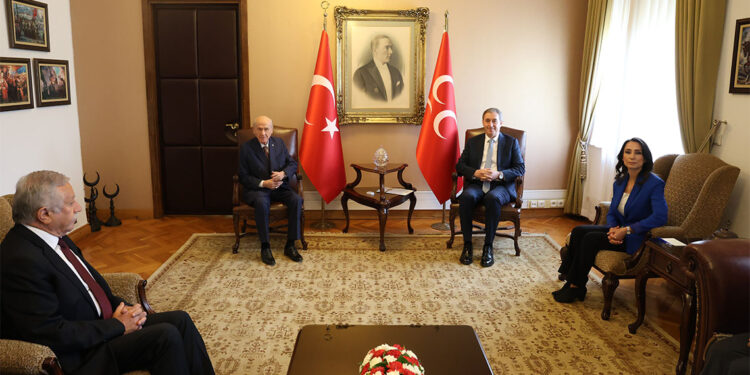 Devlet Bahçeli İmralı heyetini kapıda karşıladı