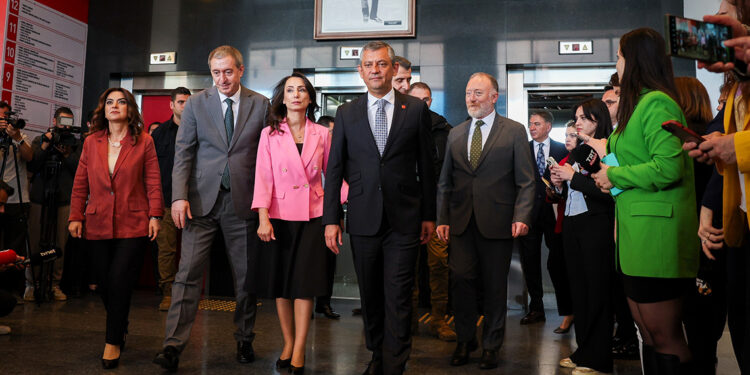 DEM Parti heyeti Özgür Özel ile görüştü